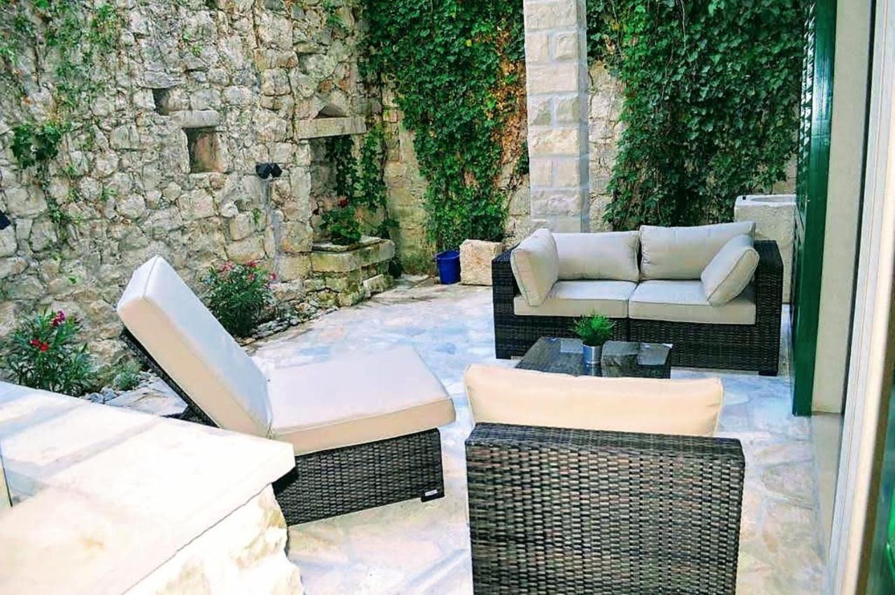 Old Town Ivo Apartma *